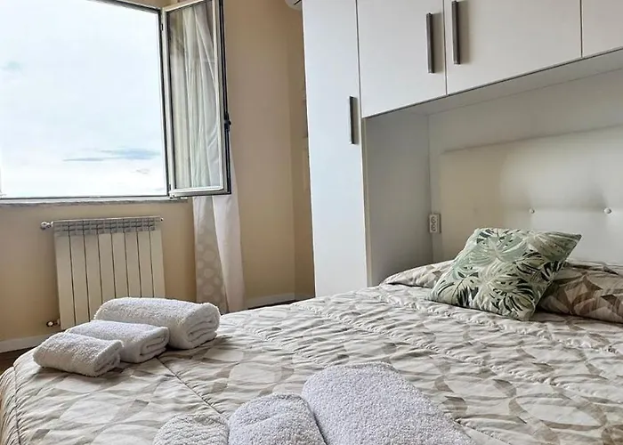 Alexas Rooms- Centro -10 Min Dal Mare شقة كروتوني